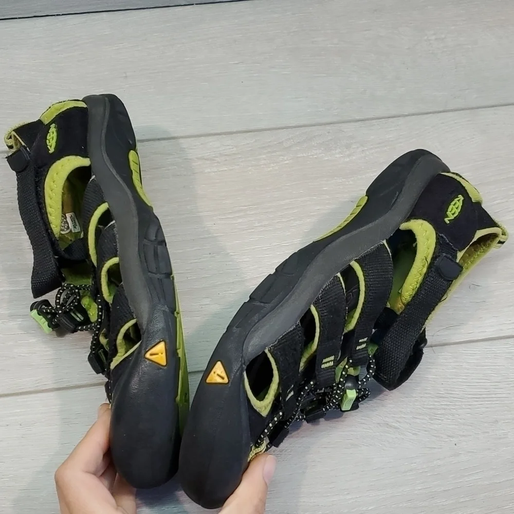 Keen Kids Big Boy Sandals Outdoor Hiking shoes sz 5